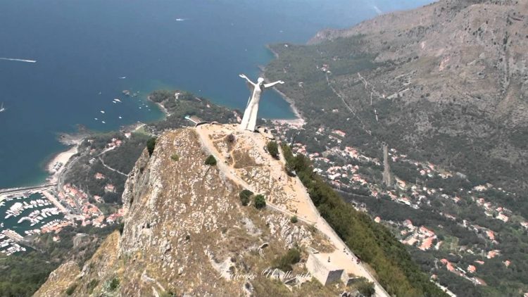 A picture of the famous statue with the town below